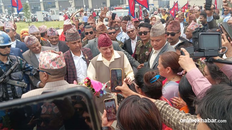 पोखरा आइपुगे ज्ञानेन्द्र शाह, विमानस्थलमा बाजागाजासहित स्वागत