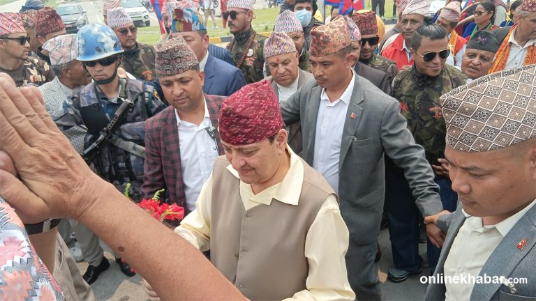 पोखरा आइपुगे ज्ञानेन्द्र शाह, विमानस्थलमा बाजागाजासहित स्वागत