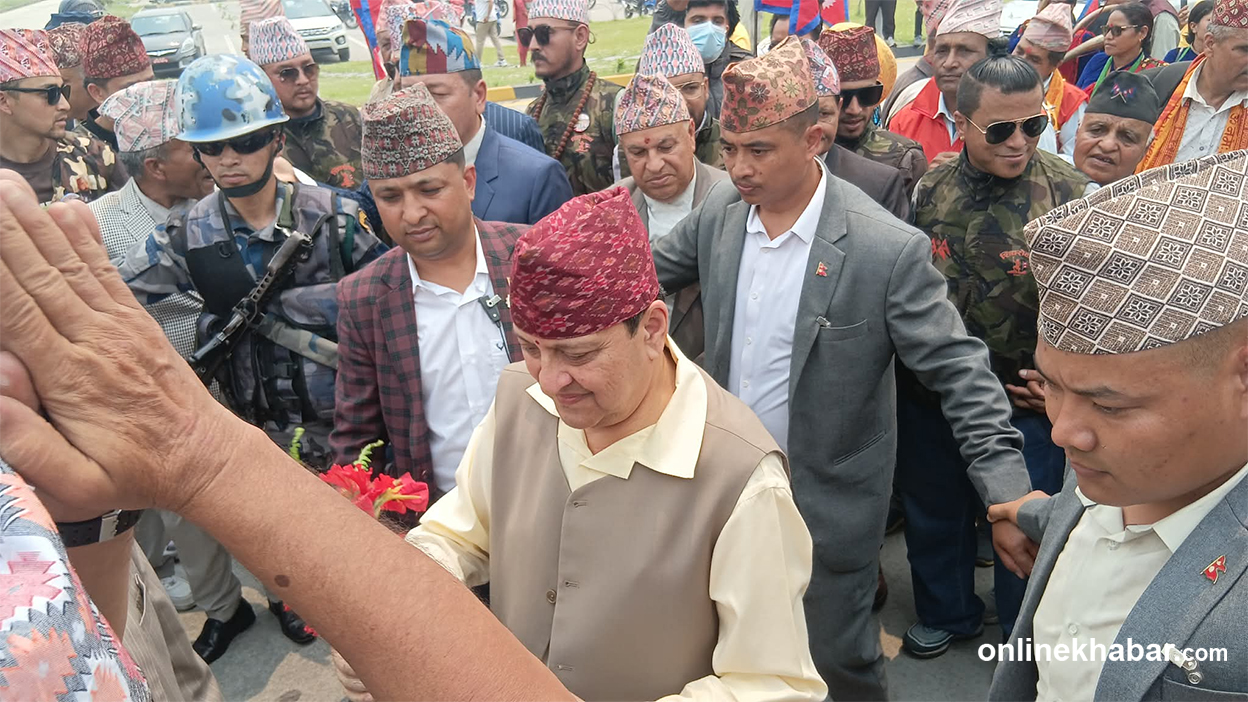 पोखरा आइपुगे ज्ञानेन्द्र शाह, विमानस्थलमा बाजागाजासहित स्वागत