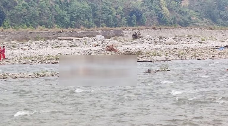 मेलम्चीकाे इन्द्रावती नदीमा पौडी खेल्ने क्रममा एक किशोरीको मृत्यु, अर्की वेपत्ता