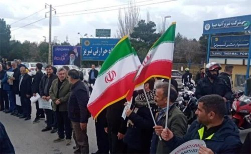पुल र ऊर्जा केन्द्र जोगाउन भन्दै इरानीहरूले मानव साङ्लो बनाए, रातभर जाग्राम बसे