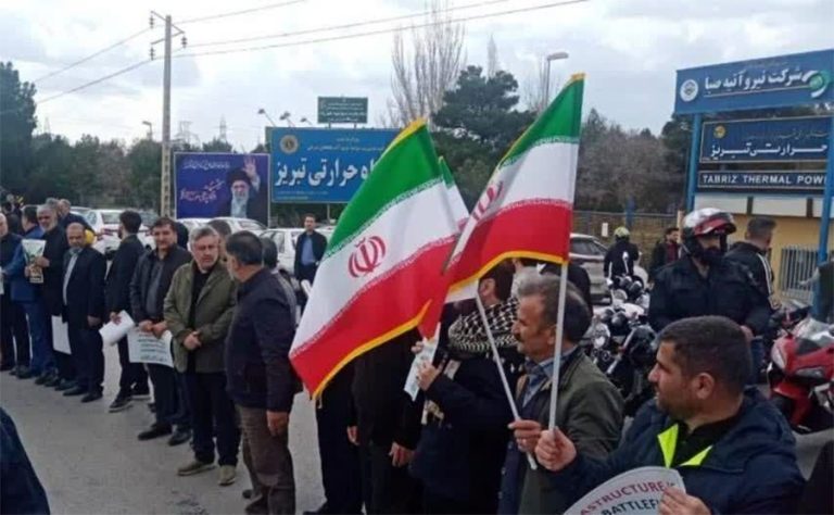 पुल र ऊर्जा केन्द्र जोगाउन भन्दै इरानीहरूले मानव साङ्लो बनाए, रातभर जाग्राम बसे