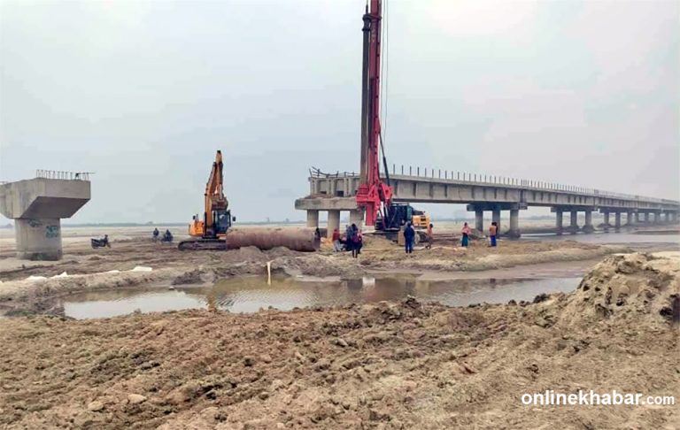 वर्षाले कमला पुलको अस्थायी बाँधमा क्षति, समस्याको दीर्घकालीन समाधान खोज्दै प्रशासन