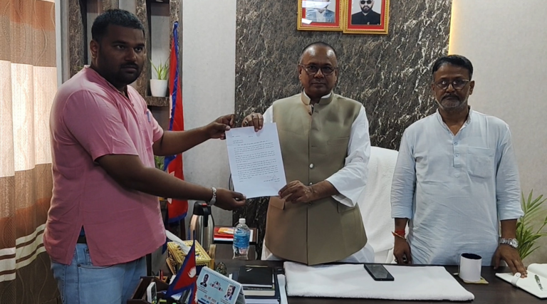 कमला नदीमा नयाँ पुल निर्माण तत्काल अघि बढाउन माग राखेर मुख्यमन्त्रीलाई ज्ञापनपत्र