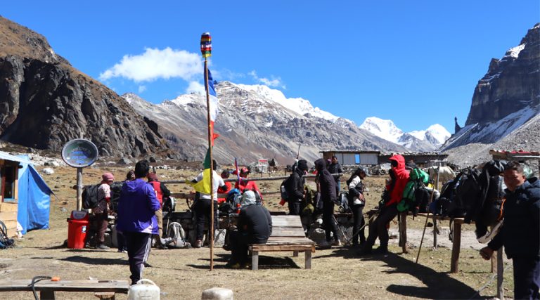 कञ्चनजंघा क्षेत्रमा पर्यटकको चहलपहल बढ्यो
