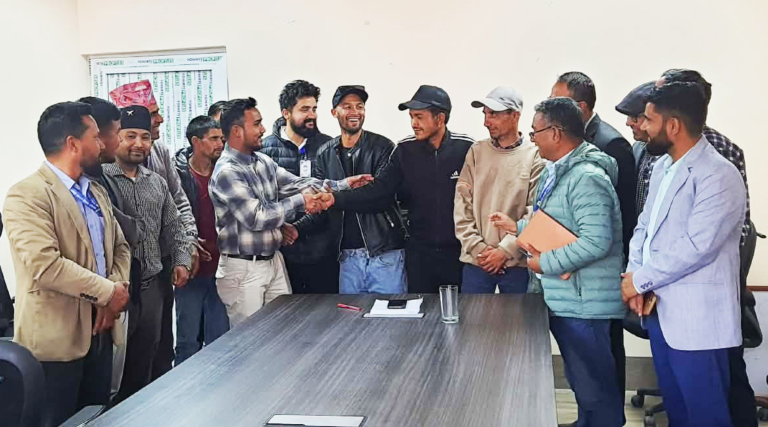 स्वास्थ्यकर्मीसँग युवा अभियन्ताले मागे माफी, स्वास्थ्य सेवा नियमित