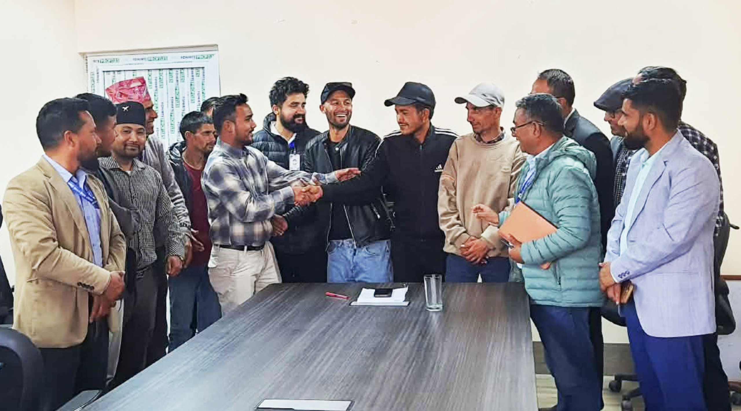 स्वास्थ्यकर्मीसँग युवा अभियन्ताले मागे माफी, स्वास्थ्य सेवा नियमित