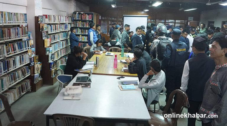 ताला लगाउन प्रहरीसहितको टोली भृकुटीमण्डपको पुस्तकालय छिरेपछि (तस्वीरहरू)