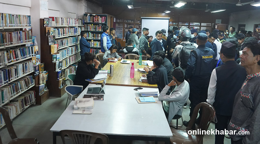 ताला लगाउन प्रहरीसहितको टोली भृकुटीमण्डपको पुस्तकालय छिरेपछि (तस्वीरहरू)