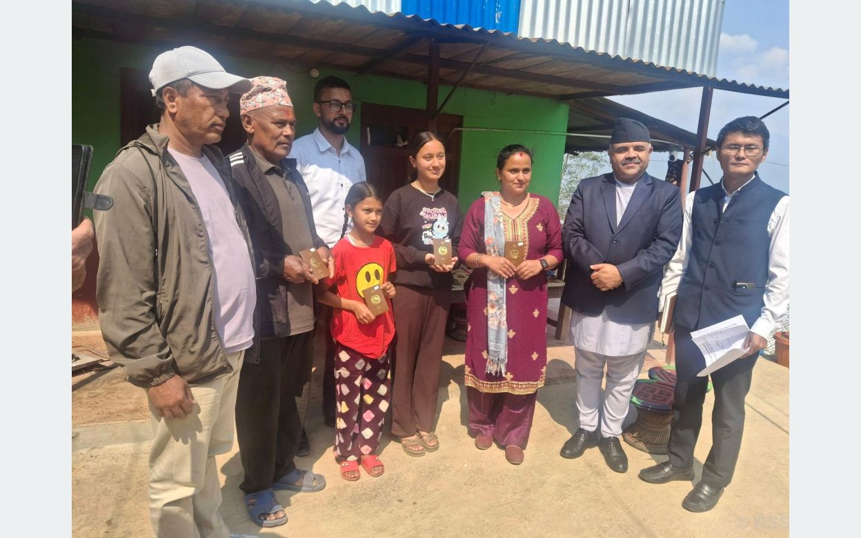 म्याग्दीमा घर-घरमै पुगेर राहदानी वितरण सुरु