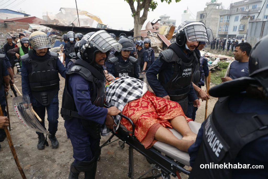 मनोहरा सुकुमवासी बस्तीका घर भत्काउँदै, अशक्तको उद्धार गर्दै