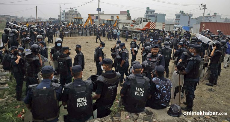 मनोहराको सुकुमवासी बस्ती भत्काउन पुग्यो डोजरसहितको टोली, सुरक्षाकर्मीको बाक्लो उपस्थिति