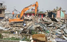 मनोहरा सुकुमवासी बस्तीका घर टहरा भत्काउने काम जारी, १३ डोजर परिचालन