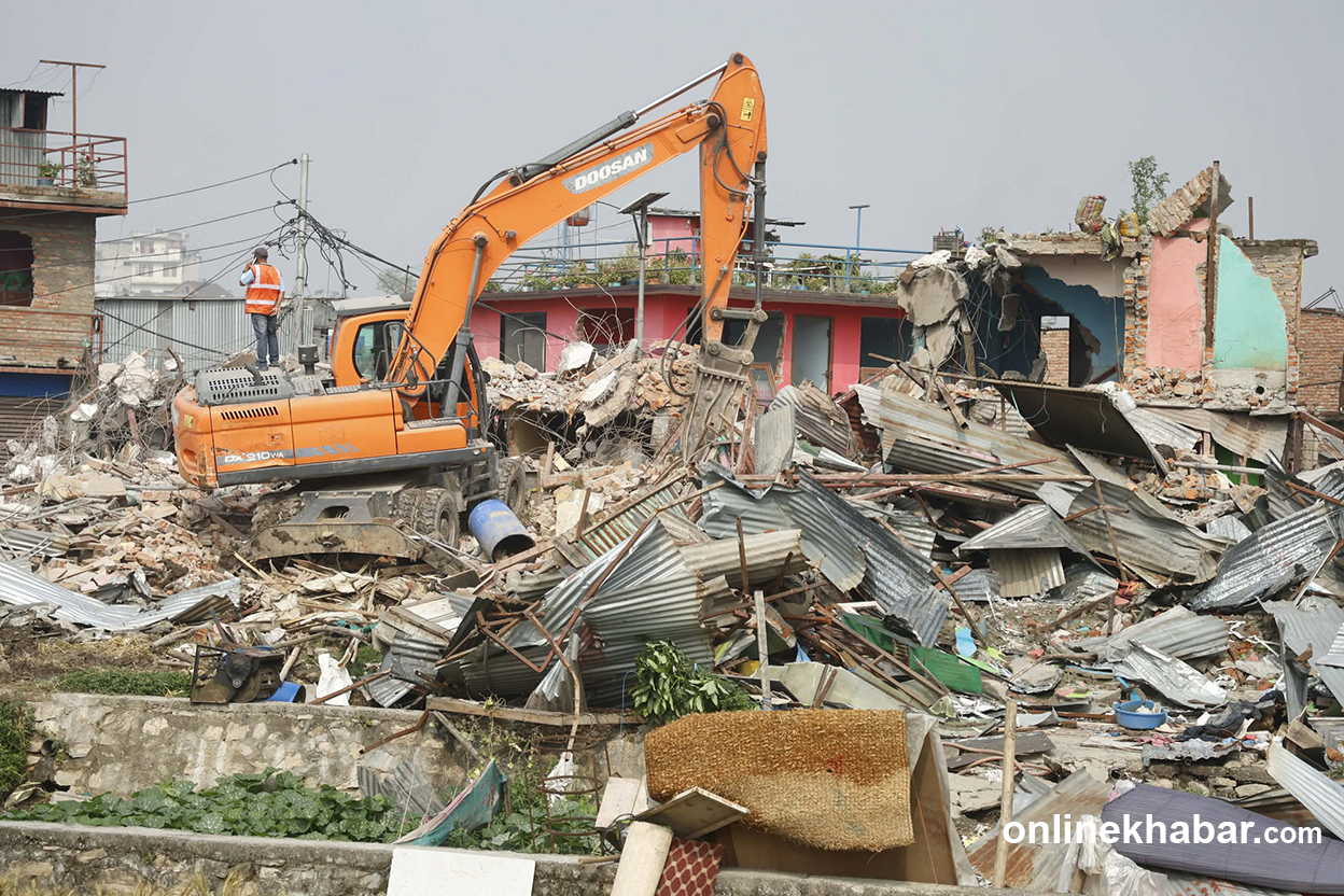 मनोहरा सुकुमवासी बस्तीका घर टहरा भत्काउने काम जारी, १३ डोजर परिचालन