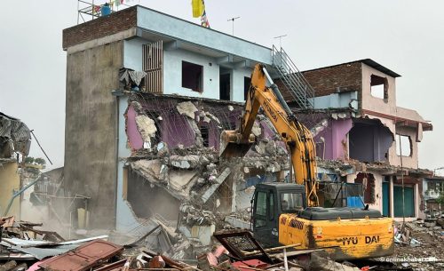 मनोहरा सुकुमवासी बस्तीका घर टहरा भत्काउने काम जारी, १३ डोजर परिचालन