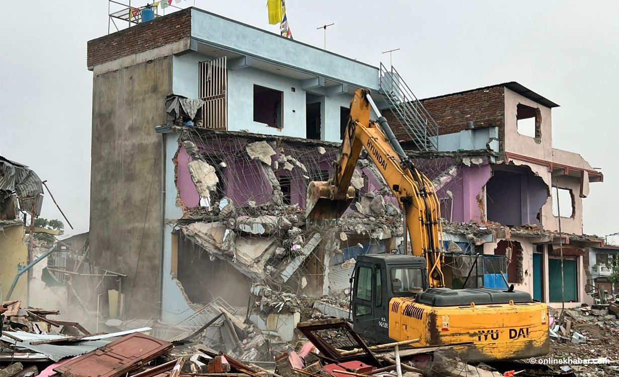 मनोहरा सुकुमवासी बस्तीका घर टहरा भत्काउने काम जारी, १३ डोजर परिचालन