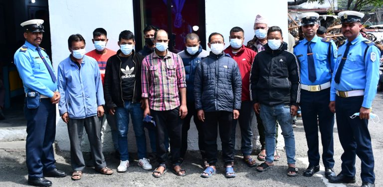 दिउँसै मापसे गर्नेमाथि ट्राफिक प्रहरीको एक्सन, १६ चालक कारबाहीमा