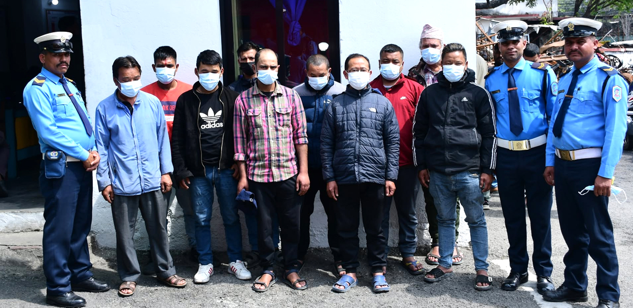 दिउँसै मापसे गर्नेमाथि ट्राफिक प्रहरीको एक्सन, १६ चालक कारबाहीमा