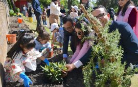 लन्डन दूतावासमा बालबालिकाले रोपे फूलका बिरुवा