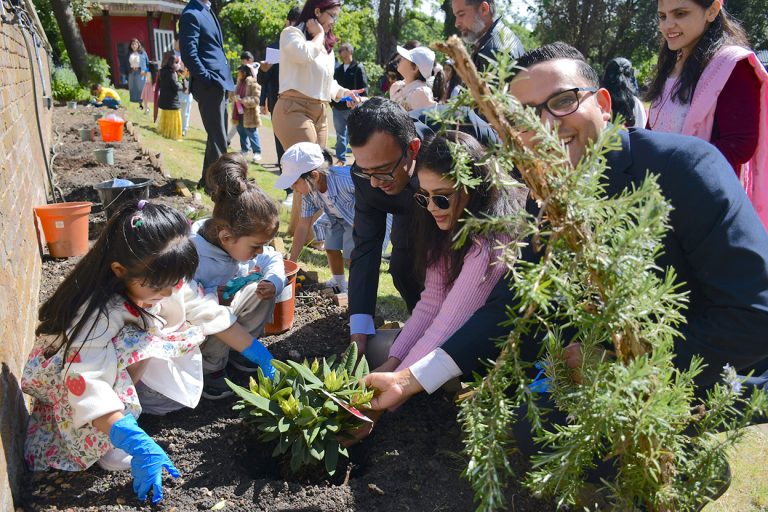 लन्डन दूतावासमा बालबालिकाले रोपे फूलका बिरुवा