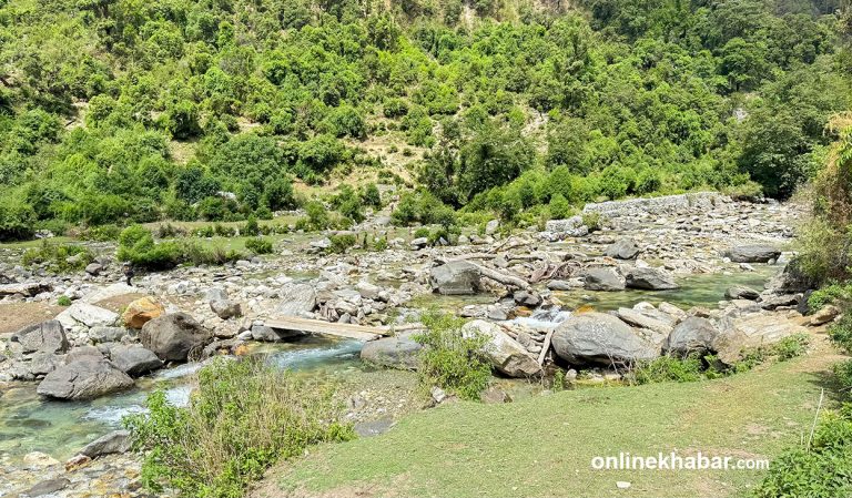 बाजुराको नेती खोलामा सम्झौताको १५ वर्षसम्म बनेन झोलुङ्‍गे पुल