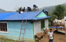 हुरीबतासले उडाएका घर मर्मत गर्दै गाउँका युवा