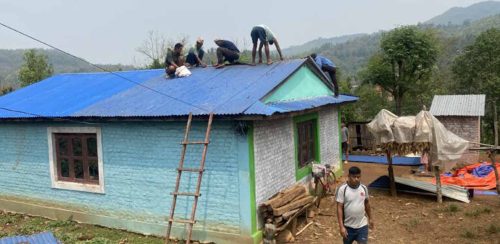हुरीबतासले उडाएका घर मर्मत गर्दै गाउँका युवा
