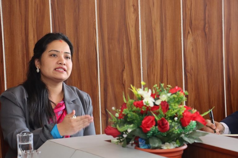 सहकारी मन्त्री रावलको निर्देशन : मन्त्रीलाई होइन, सेवाग्राही खुसी पारौं