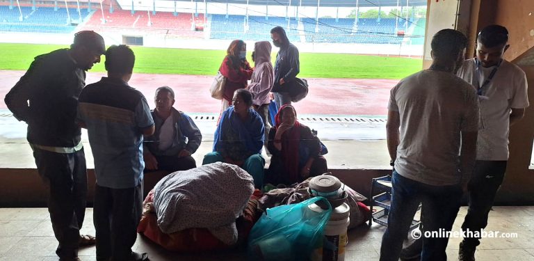 होल्डिङ सेन्टरमा थरथर काम्छन् सुकुमवासी, अधिकांशमा ‘प्रेसर लो’