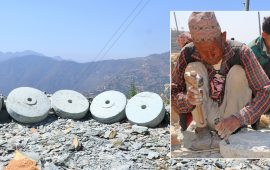 चट्टान फोडेर पानीघट्टका चक्का बनाइरहेका ६३ वर्षीय पुरानाराम