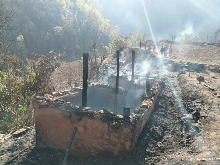 प्युठानको छेडाघाटको आगलागी ७ घण्टापछि नियन्त्रणमा, १३ जनाको घरगोठ जले