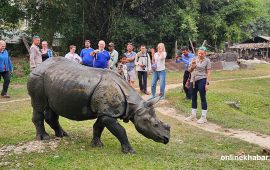 ‘राम’सँग रमाउँदै पर्यटक (तस्वीरहरू)