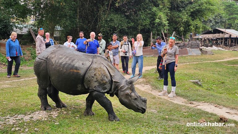 ‘राम’सँग रमाउँदै पर्यटक (तस्वीरहरू)