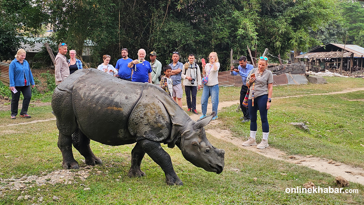 ‘राम’सँग रमाउँदै पर्यटक (तस्वीरहरू)