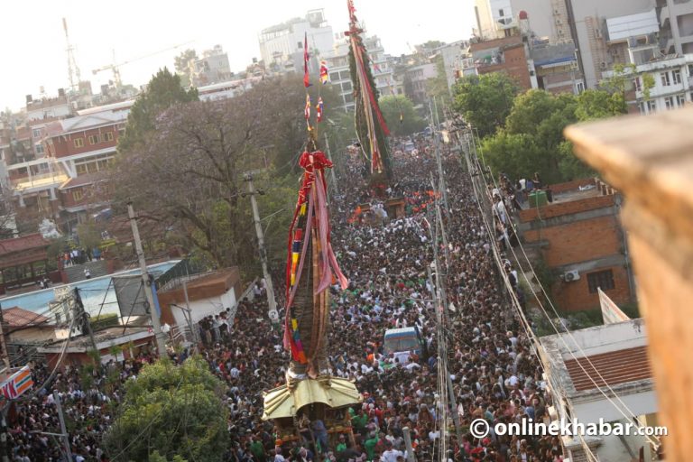 रातो मच्छिन्द्रनाथको रथ तान्न थालियो (तस्वीरहरू)