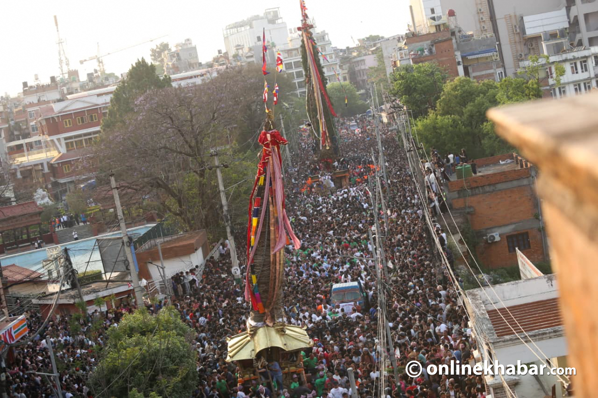 रातो मच्छिन्द्रनाथको रथ तान्न थालियो (तस्वीरहरू)