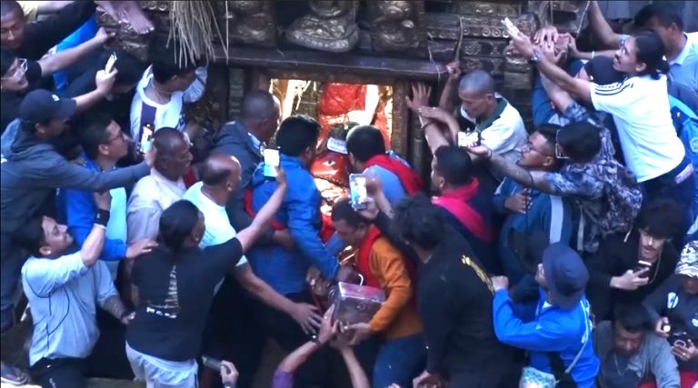 साइतअनुसार रातो मच्छिन्द्रनाथलाई रथारोहण गराइयो