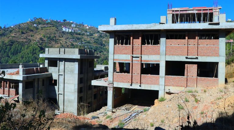 दुई वर्षदेखि अलपत्र सल्यान जिल्ला अस्पतालका भवन निर्माण सुरु