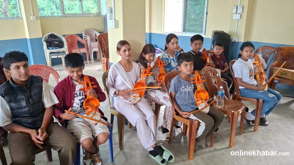 स्याङ्जामा बालबालिकालाई सिकाइँदै सारङ्गी, जोगाइँदै मौलिक संस्कृति