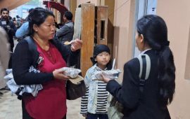 होल्डिङ सेन्टरबाट परीक्षा केन्द्र धाइरहेकी विद्यार्थी