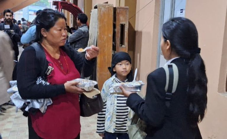 होल्डिङ सेन्टरबाट परीक्षा केन्द्र धाइरहेकी विद्यार्थी