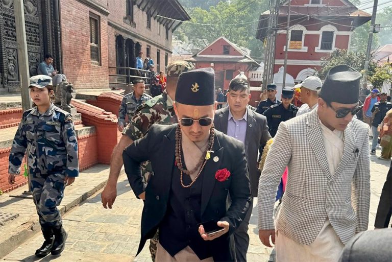 गृहमन्त्री सुधन गुरुङले गरे पशुपतिनाथको दर्शन