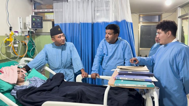 गृहमन्त्रीले भेटे जेनजी आन्दोलनका घाइते