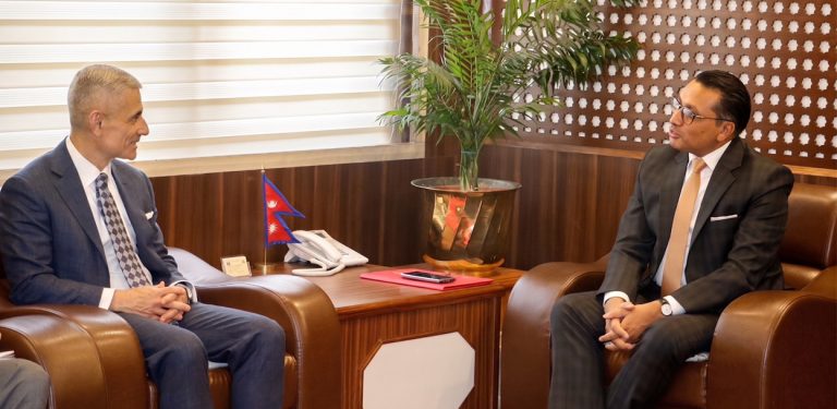 अर्थमन्त्री र अमेरिकी सहायक विदेशमन्त्रीबीच भेटवार्ता, आर्थिक लगानीका विषयमा केन्द्रित