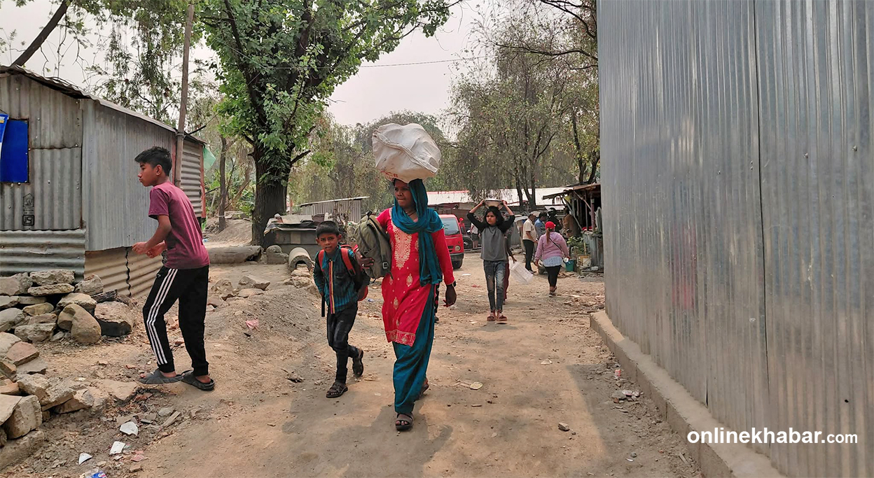 थापाथलीको सुकुमवासी बस्ती खाली गर्न सुरु, धमाधम सार्दै सामान