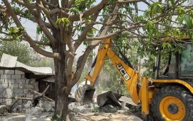 टीकापुरमा पनि चल्यो डोजर, सार्वजनिक क्षेत्रका टहरा हटाइँदै