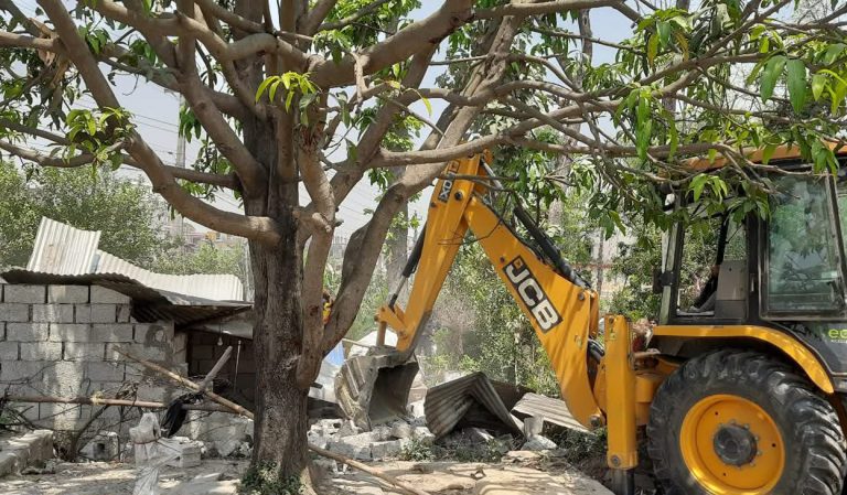 टीकापुरमा पनि चल्यो डोजर, सार्वजनिक क्षेत्रका टहरा हटाइँदै