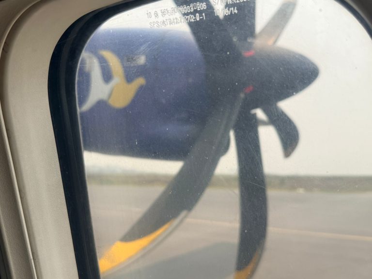 उड्नुअघि जहाजको झ्यालमा समस्या देखिएपछि…