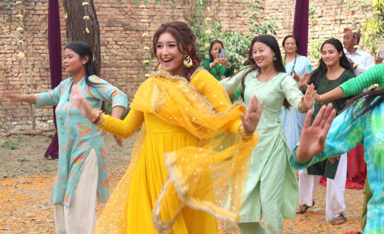 फिल्म ‘एक मुठ्ठी बादल’ को गीत ‘रेल घुम्यो घुम्तीमा’ सार्वजनिक