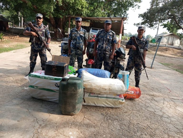 सिरहामा सीमा क्षेत्रबाट ३ लाख बराबरको सामान बरामद